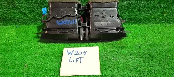 Mercedes-Benz C W204 Dash center air vent grill