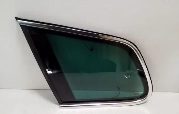 Volkswagen Touareg II Rear side window 7P6845297