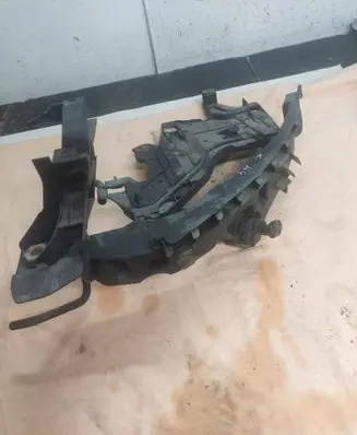 Audi A4 S4 B8 8K Headlight/headlamp mounting bracket 8K0805607L 2002837