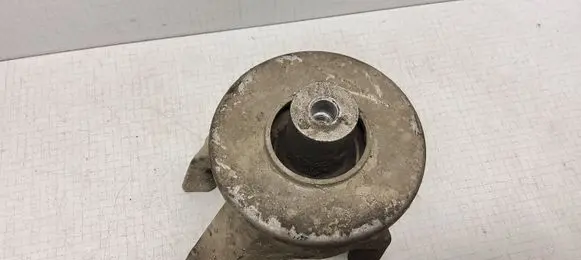 Engine mount bracket