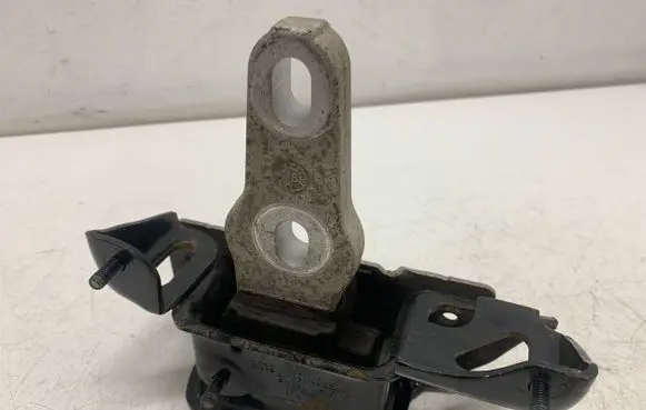 Ford Ecosport Engine mount bracket 8V517M121AE EY8BA