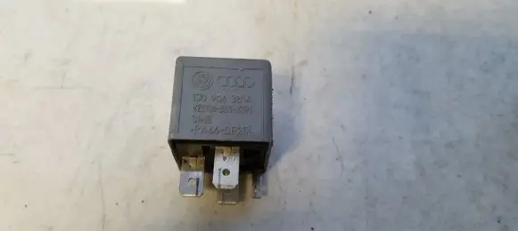 Volkswagen Golf III Other relay 1j0906381a v23134-b63-x396