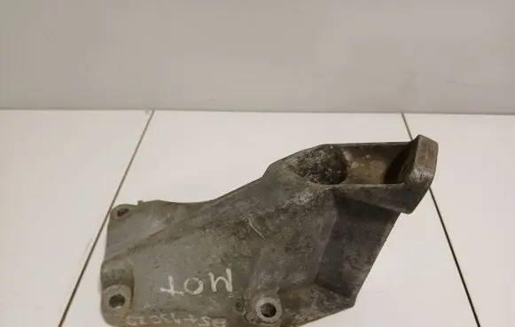 Volkswagen PASSAT B5.5 Engine mounting bracket 8D0199307P