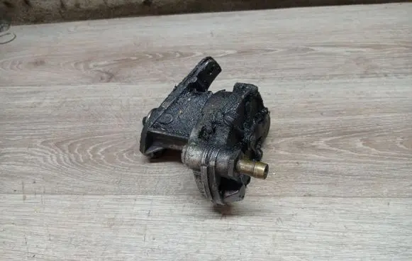 Volvo V70 Vacuum pump 074145100
