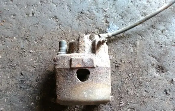 Volkswagen Polo III 6N 6N2 6NF Front brake caliper