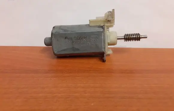 Mercedes-Benz SL R230 Vent window/glass motor 0390201950 4624
