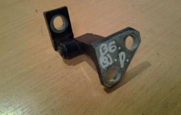 Volkswagen PASSAT B6 Front door upper hinge 3C4833402D