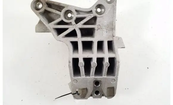 Hyundai Kona I Engine mounting bracket 