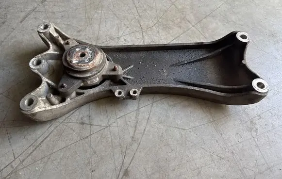Maserati Ghibli Gearbox mounting bracket 670003632 06700036310