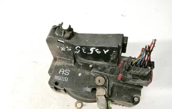 Opel Astra G Front door lock 90561151