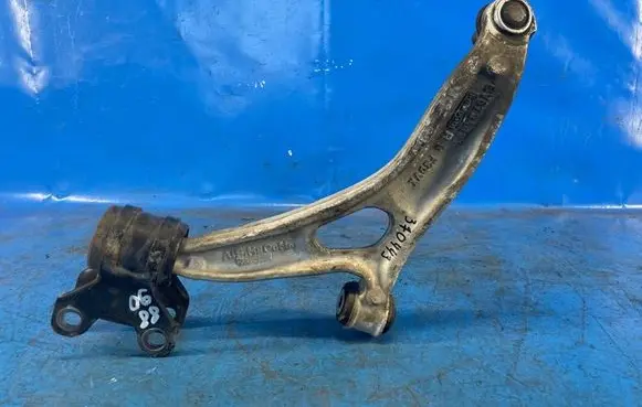 Ford Focus Front lower control arm/wishbone BV613A423