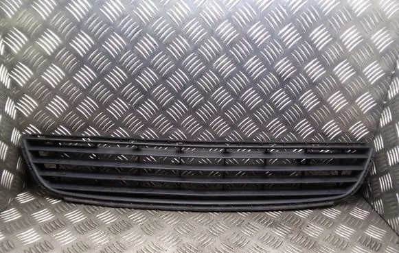 Opel Zafira B Front bumper lower grill 13124978