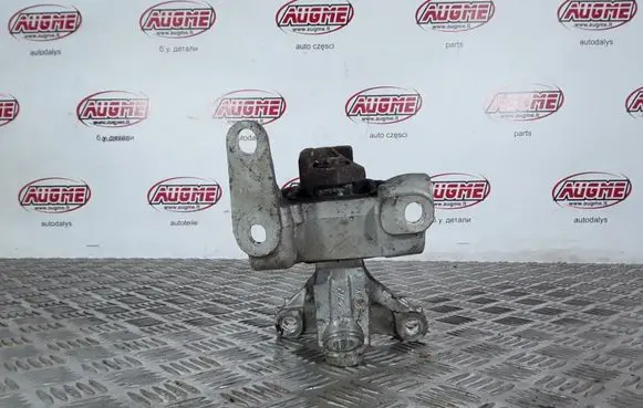 Honda CR-V Engine mount bracket