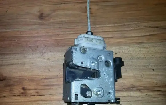 Audi A4 S4 B5 8D Front door lock 8D1837016A