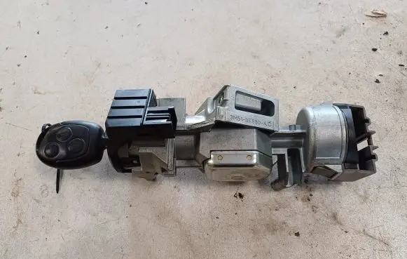 Ford Focus C-MAX Ignition lock 3M513F880AC
