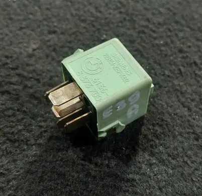 BMW 5 E39 Other relay V23134K59X312 8373700 6136