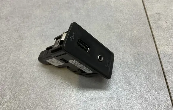Volkswagen PASSAT B8 USB socket connector 5G0035222H