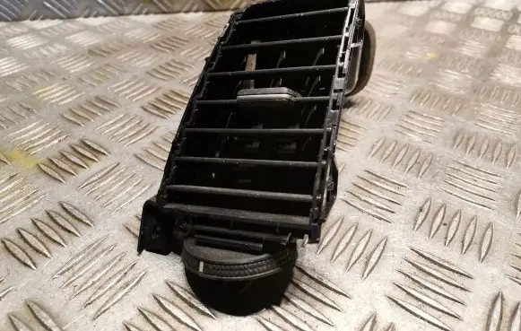 Nissan Murano Z50 Dashboard air vent grill cover trim 68761CB000