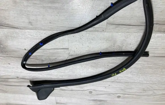 DS Automobiles 3 Crossback Front door rubber seal 9825358280