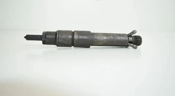 Audi A6 S6 C4 4A Fuel injector 028130201G