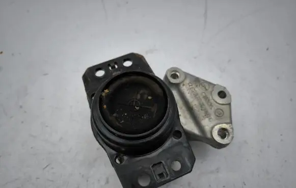 Citroen DS4 Engine mount bracket 9636583980 96820267806