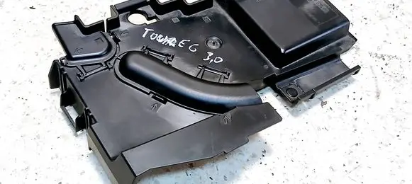 Volkswagen Touareg I Fuse box cover 7L0937555A