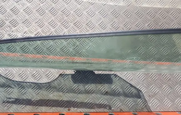 Peugeot 607 Front door window glass four-door 9201F5 9201F4