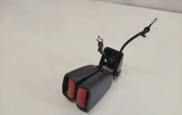 Volvo XC70 Middle seatbelt buckle (rear) 