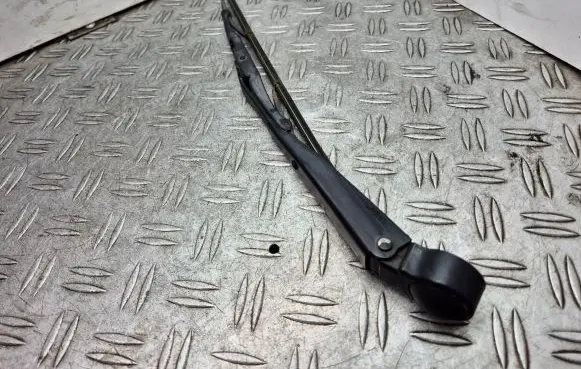 Rear wiper blade arm