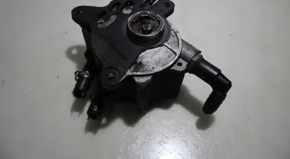 Volkswagen PASSAT B6 Vacuum pump