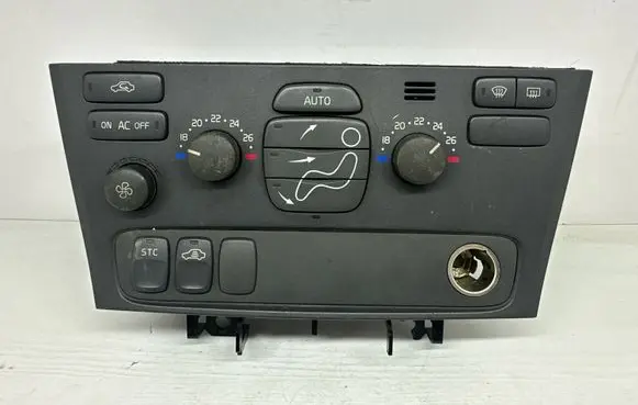 Volvo V70 Climate control unit 8682930