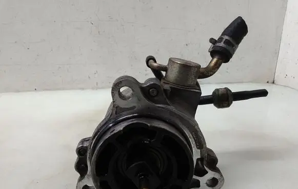 Mazda 6 Vacuum pump X2T58172