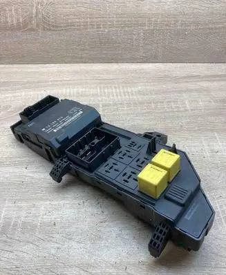 Opel Vectra C Fuse module 13165970 24443147