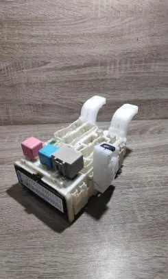 Toyota Prius (XW20) Fuse module 8273047290 7e221365