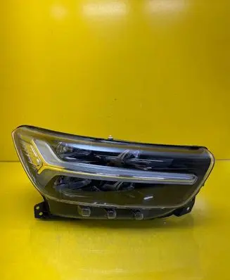 Volvo XC40 Headlight/headlamp 31655636