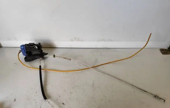 Audi A4 S4 B5 8D Rear door lock 8D0839015A