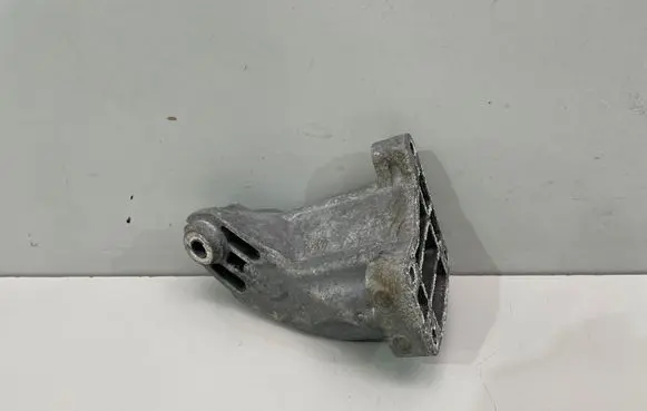 Mercedes-Benz CLS C218 X218 Engine mounting bracket A6422235404