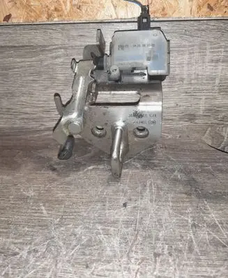 Skoda Octavia Mk2 (1Z) Loading door lock loop/hook striker 1Z9827511C