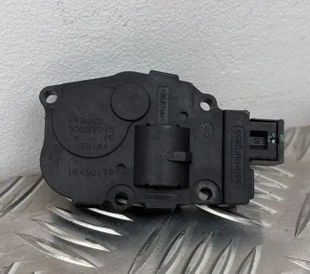 Volkswagen Touareg II Air flap motor/actuator 16450178 EFB440 30092015