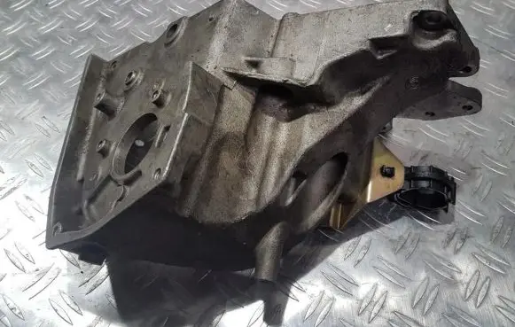 Engine mounting bracket