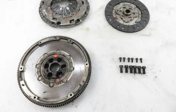 Volkswagen Golf V Dual mass flywheel 1864000303 3082000386
