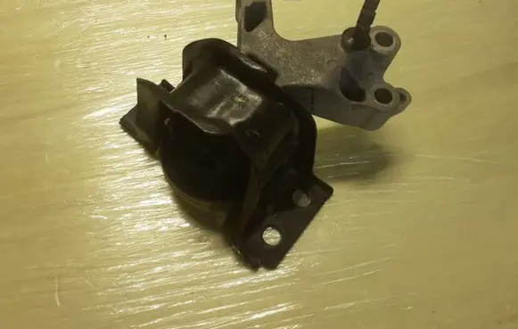 Dacia Dokker Engine mount bracket 112849985R 112103095R