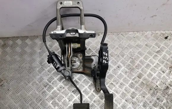 Saab 9-7X Pedal assembly 