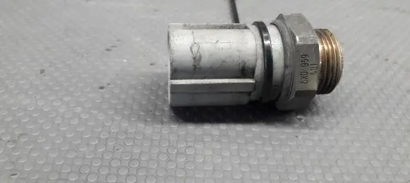 Volkswagen Polo III 6N 6N2 6NF Coolant temperature sensor 