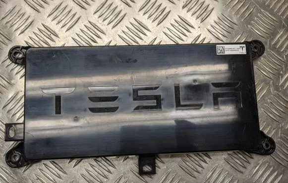 Tesla Model X Comfort/convenience module 104390000E P182500003310