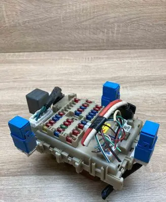 Nissan Almera Tino Fuse module 243504U100 0922001