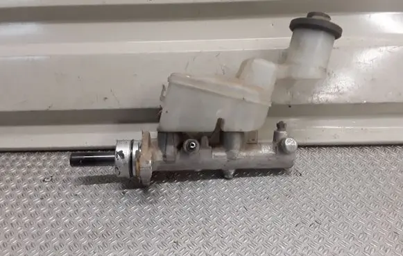 Toyota RAV 4 (XA20) Master brake cylinder