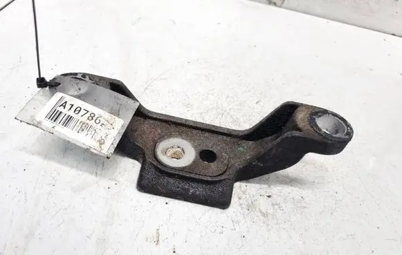 Engine mounting bracket