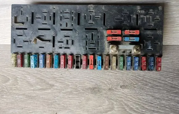 Audi 80 90 B3 Fuse module 443941822A