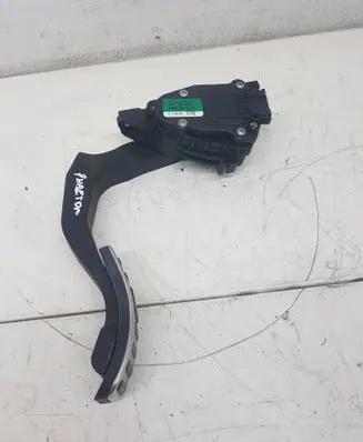Accelerator throttle pedal